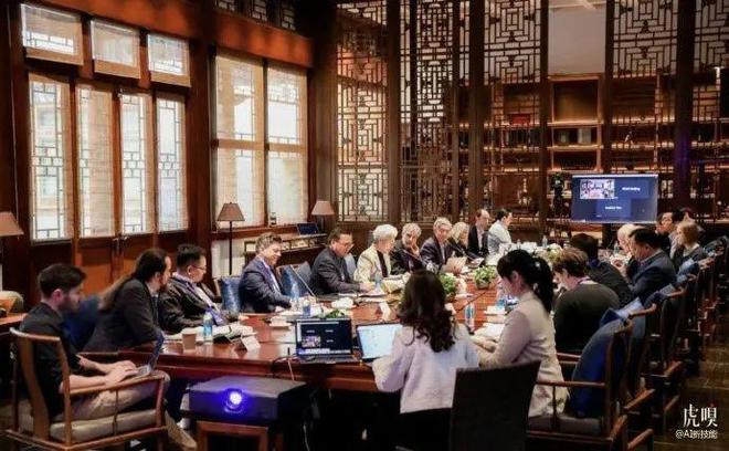 九游体育炸裂！英伟达发布全球最强AI芯片：性能提升30倍丨邦早报(图6)